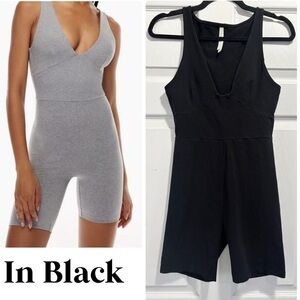 Aritzia The Group Babaton Soft Contour Romper Black V-Neck Bodysuit Size Medium